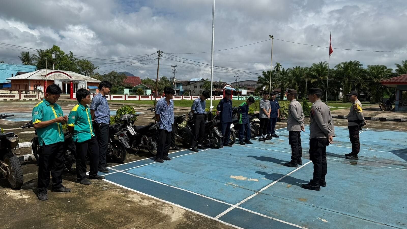 Jajaran personel Polsek Meliau saat mendata dan memberikan pembinaan kepada pelajar yang terjaring razia penertiban knalpot bising di lingkungan sekolah.