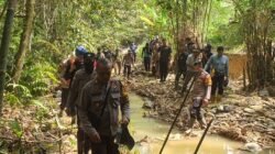 Personel tim gabungan saat melakukan penyisiran dan pemusnahan peralatan tambang emas ilegal di Dusun Punti Tapau dalam operasi penertiban di Entikong, Sabtu (28/3/2026).