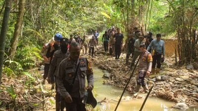 Personel tim gabungan saat melakukan penyisiran dan pemusnahan peralatan tambang emas ilegal di Dusun Punti Tapau dalam operasi penertiban di Entikong, Sabtu (28/3/2026).
