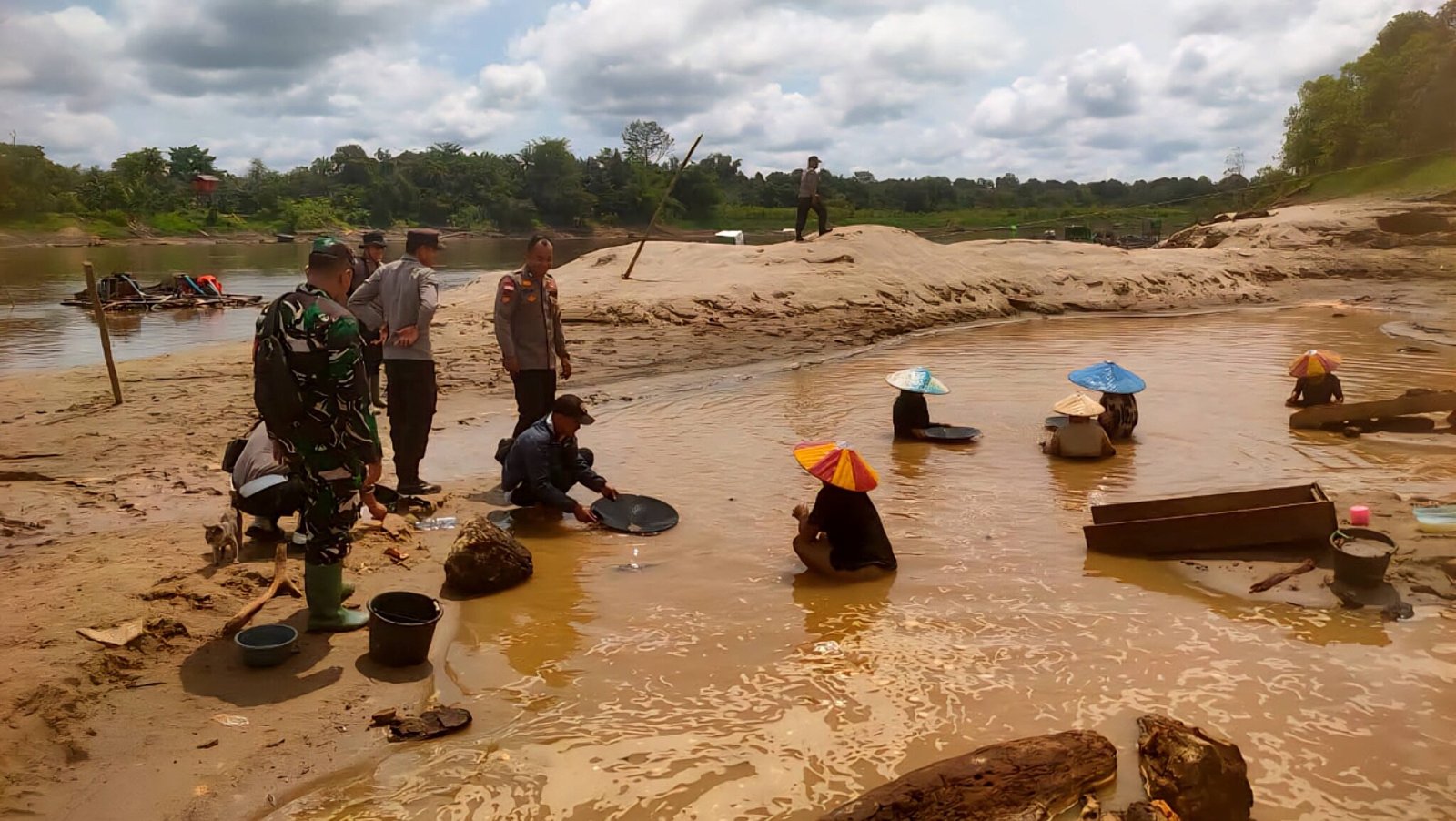 Jajaran Forkompimcam Bika memberikan imbauan langsung kepada warga yang kedapatan melakukan aktivitas penambangan emas tanpa izin di pesisir Sungai Kapuas.