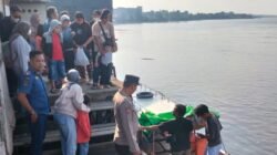 personel Polri bersama petugas gabungan sedang memantau keberangkatan penumpang speed boat di Pelabuhan Teluk Melano. (Dok. HO/Faktakalbar.id)
