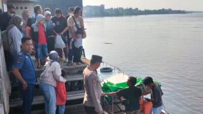 personel Polri bersama petugas gabungan sedang memantau keberangkatan penumpang speed boat di Pelabuhan Teluk Melano. (Dok. HO/Faktakalbar.id)