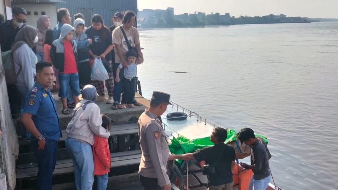 personel Polri bersama petugas gabungan sedang memantau keberangkatan penumpang speed boat di Pelabuhan Teluk Melano. (Dok. HO/Faktakalbar.id)