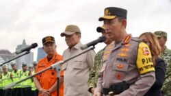 Menko Polkam Djamari Chaniago didampingi Kapolri Listyo Sigit Prabowo dan Kepala Basarnas saat Apel Gelar Pasukan Operasi Ketupat 2026 di Jakarta. (Dok. HO/Faktakalbar.id)