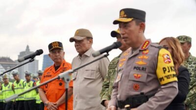 Menko Polkam Djamari Chaniago didampingi Kapolri Listyo Sigit Prabowo dan Kepala Basarnas saat Apel Gelar Pasukan Operasi Ketupat 2026 di Jakarta. (Dok. HO/Faktakalbar.id)