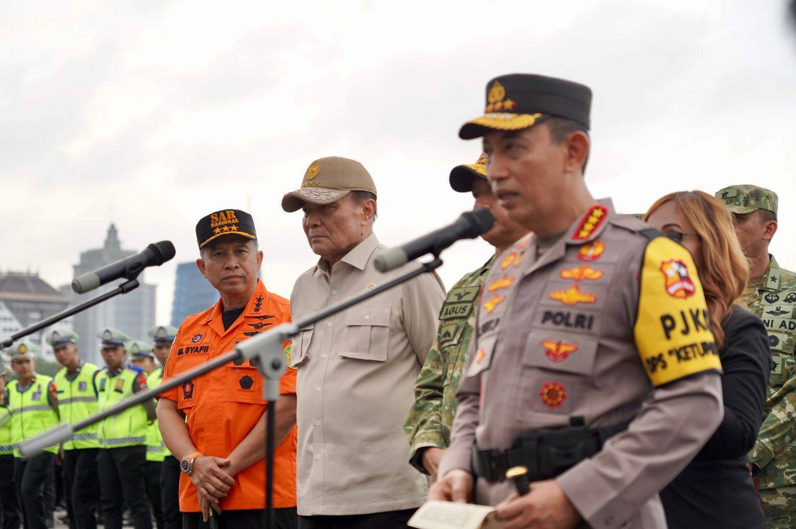 Menko Polkam Djamari Chaniago didampingi Kapolri Listyo Sigit Prabowo dan Kepala Basarnas saat Apel Gelar Pasukan Operasi Ketupat 2026 di Jakarta. (Dok. HO/Faktakalbar.id)