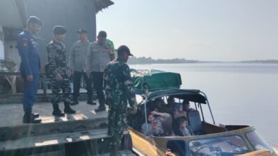 Personel gabungan TNI-Polri dan instansi terkait mengamankan keberangkatan penumpang speed boat di Pelabuhan Simpang Hilir Kayong Utara. (Dok. HO/Faktakalbar.id)