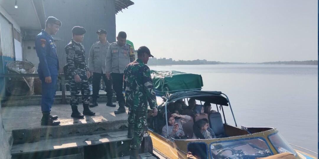 Personel gabungan TNI-Polri dan instansi terkait mengamankan keberangkatan penumpang speed boat di Pelabuhan Simpang Hilir Kayong Utara. (Dok. HO/Faktakalbar.id)