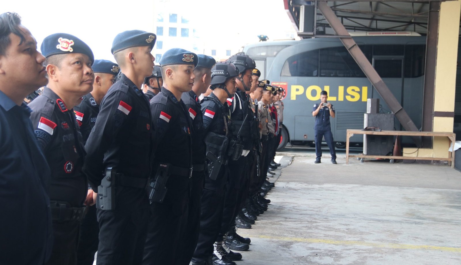 "Polisi siapkan pengamanan ketat untuk malam puncak Cap Go Meh Pontianak 2026. Sebanyak 49 naga akan beratraksi di Jalan Gajah Mada setelah Sholat Tarawih. "