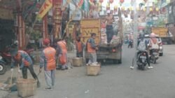 Petugas kebersihan dari Dinas Lingkungan Hidup Kota Singkawang bergerak cepat membersihkan dan mengangkut tumpukan sampah sisa perayaan festival Cap Go Meh.