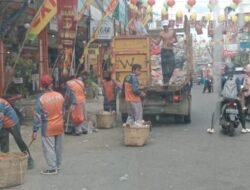 100 Petugas DLH Diterjunkan, 13 Truk Angkut Tumpukan Sampah Cap Go Meh Singkawang 2577 Kongzili