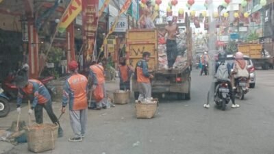 Petugas kebersihan dari Dinas Lingkungan Hidup Kota Singkawang bergerak cepat membersihkan dan mengangkut tumpukan sampah sisa perayaan festival Cap Go Meh.