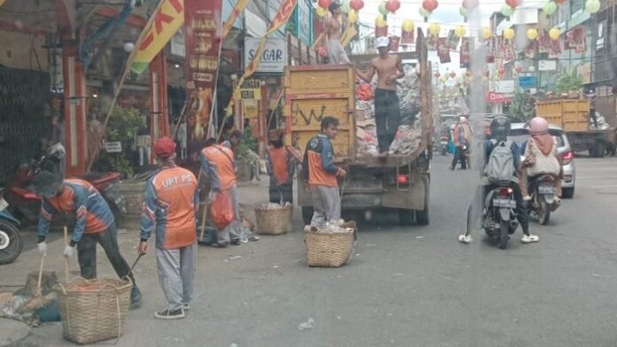 Petugas kebersihan dari Dinas Lingkungan Hidup Kota Singkawang bergerak cepat membersihkan dan mengangkut tumpukan sampah sisa perayaan festival Cap Go Meh.