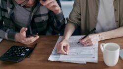 "Bagaimana dampak kalimat "kita orang tidak mampu" terhadap mental anak? Simak ulasan psikologis mengenai pengaruh komunikasi finansial orang tua terhadap rasa percaya diri dan masa depan anak."