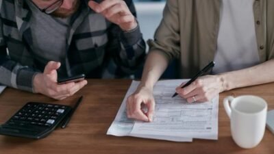 "Bagaimana dampak kalimat "kita orang tidak mampu" terhadap mental anak? Simak ulasan psikologis mengenai pengaruh komunikasi finansial orang tua terhadap rasa percaya diri dan masa depan anak."