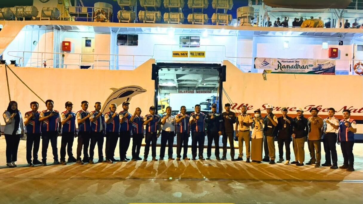 Petugas Karantina Kalimantan Barat bersama instansi terkait melakukan pengawasan terpadu di Pelabuhan Sukabangun Ketapang. (Dok. HO/Faktakalbar.id)