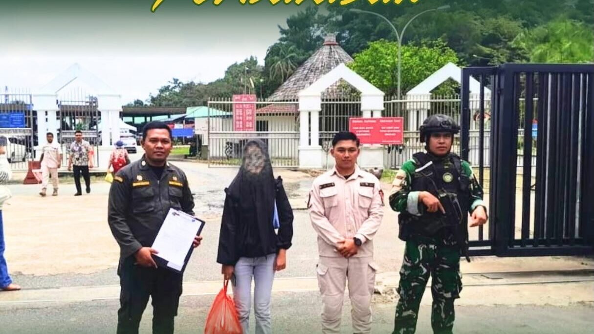 Petugas Karantina PLBN Entikong bersama TNI menjaga perbatasan dan mengamankan komoditas ilegal jelang Idulfitri. (Dok. HO/Faktakalbar.id)