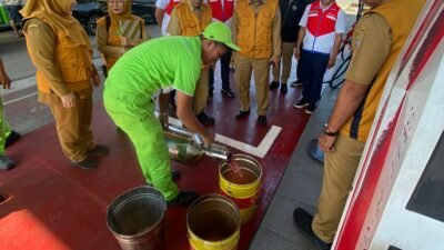 Tim Gabungan melakukan tera atau uji takar terhadap SPBU untuk memastikan takaran BBM sesuai standar.