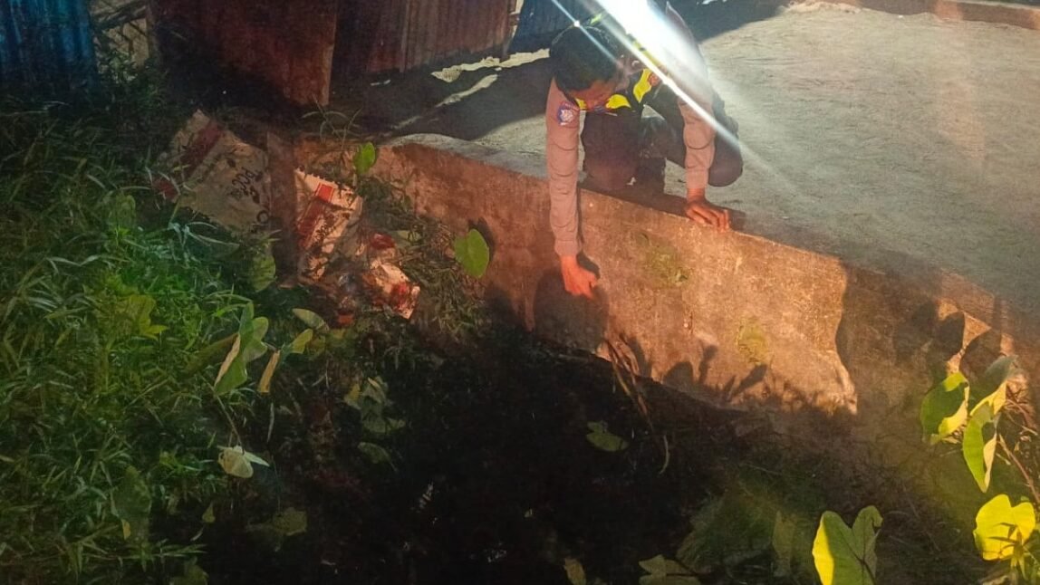 "Seorang pengendara motor berinisial ATW tewas setelah terjun ke parit di Jalan Angkasa Pura II Kubu Raya pada Senin malam. Diduga akibat kecepatan tinggi dan minim penerangan."
