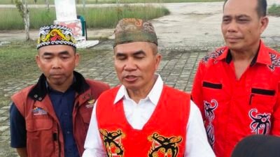 Pengurus Dewan Adat Dayak Kabupaten Landak memberikan penjelasan mengenai peran serta dan fungsi Satgas PKH dalam menertibkan kawasan hutan.