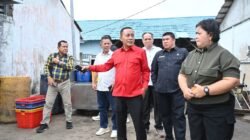 Wakil Gubernur Kalbar Krisantus Kurniawan mengenakan kemeja merah didampingi Wakil Ketua DPRD Ketapang Mateus Yudi dan rombongan saat meninjau area Pelabuhan Perikanan Sukabangun. (Dok. HO/Faktakalbar.id)