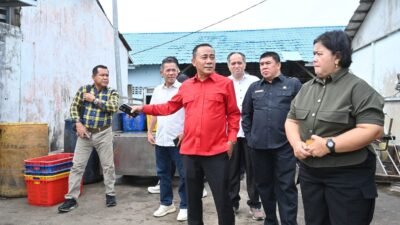 Wakil Gubernur Kalbar Krisantus Kurniawan mengenakan kemeja merah didampingi Wakil Ketua DPRD Ketapang Mateus Yudi dan rombongan saat meninjau area Pelabuhan Perikanan Sukabangun. (Dok. HO/Faktakalbar.id)