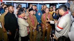 Gubernur Kalbar Ria Norsan mendampingi Menteri PKP Maruarar Sirait dan Mendagri Tito Karnavian saat meninjau langsung proyek pengentasan permukiman kumuh di Desa Parit Baru.