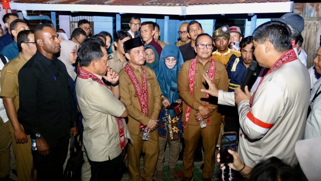 Gubernur Kalbar Ria Norsan mendampingi Menteri PKP Maruarar Sirait dan Mendagri Tito Karnavian saat meninjau langsung proyek pengentasan permukiman kumuh di Desa Parit Baru.