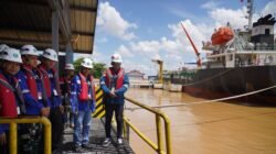 Wali Kota Pontianak Edi Rusdi Kamtono bersama jajaran Forkopimda dan pihak Pertamina meninjau ketersediaan stok BBM di Terminal BBM Pertamina Pontianak Utara. (Dok. HO/Faktakalbar.id)