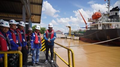 Wali Kota Pontianak Edi Rusdi Kamtono bersama jajaran Forkopimda dan pihak Pertamina meninjau ketersediaan stok BBM di Terminal BBM Pertamina Pontianak Utara. (Dok. HO/Faktakalbar.id)