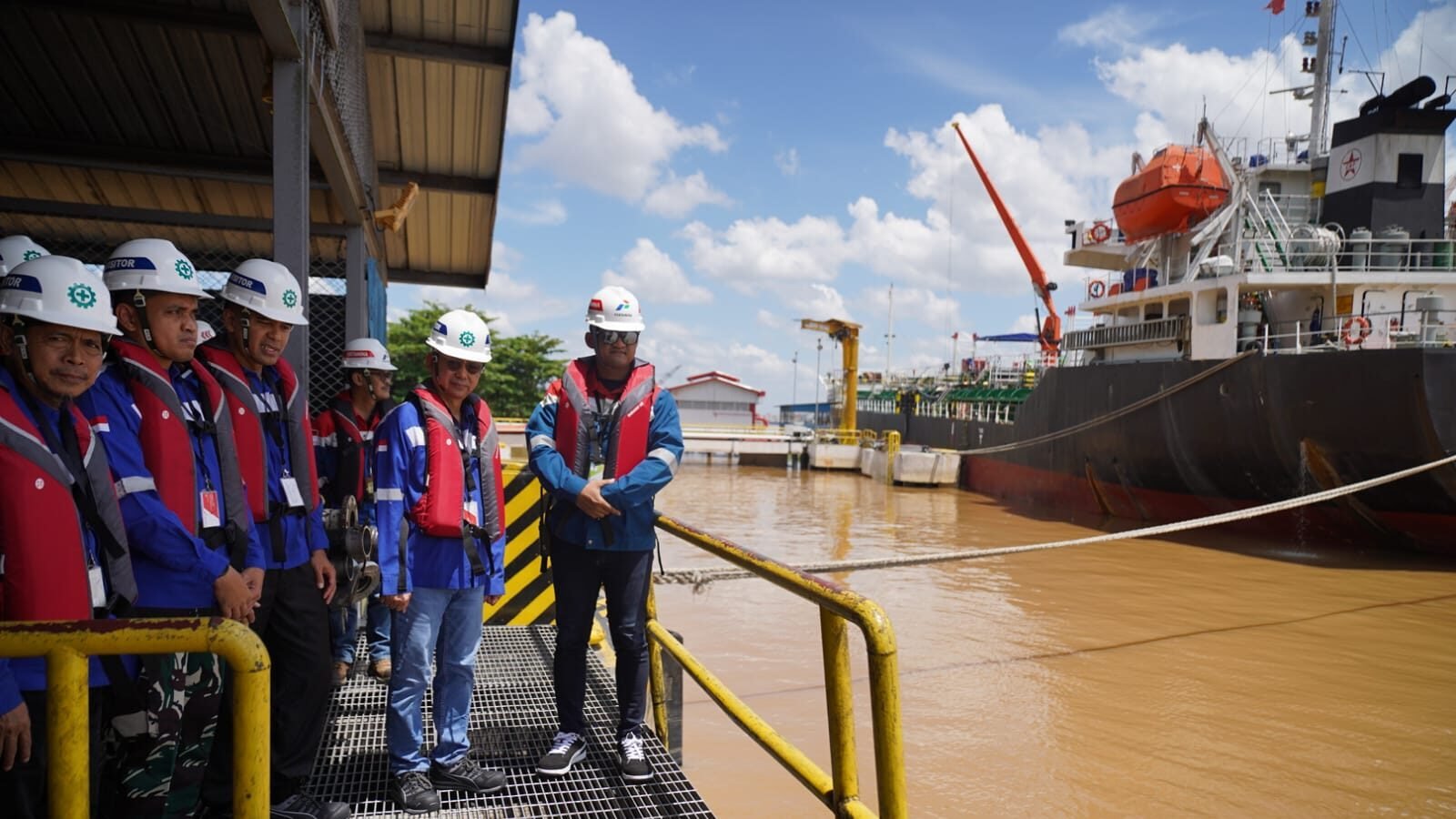 Wali Kota Pontianak Edi Rusdi Kamtono bersama jajaran Forkopimda dan pihak Pertamina meninjau ketersediaan stok BBM di Terminal BBM Pertamina Pontianak Utara. (Dok. HO/Faktakalbar.id)