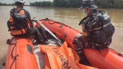 "Tim SAR gabungan menemukan Yahdi Arriansyah, penumpang KM Sulawesi yang jatuh di Sungai Kapuas, dalam kondisi meninggal dunia pada hari ketiga pencarian."