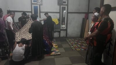 "Tim SAR gabungan temukan jasad Khairul Umam (35) yang tenggelam di Sungai Landak, Kecamatan Sebangki. Korban diduga terjatuh dari motor kelotok akibat sakit."