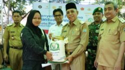 Sekda Kota Pontianak Amirullah secara simbolis menyerahkan bantuan pangan beras 10 kg kepada warga di Kelurahan Bangka Belitung Darat. (Dok. HO/Faktakalbar.id)
