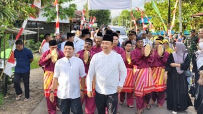 Bupati Ketapang berjalan bersama warga yang mengiringinya dengan tabuhan gendang tar saat menghadiri acara Safari Ramadan di Desa Pesaguan Kanan. (Dok. HO/Faktakalbar.id)