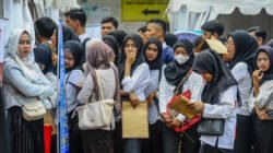 "Riset mengungkap alasan di balik meningkatnya pengangguran perempuan Gen Z. Temukan faktor penghambat karier dan solusi untuk bersaing di pasar kerja 2026."