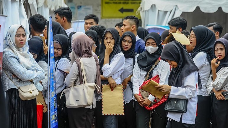 "Riset mengungkap alasan di balik meningkatnya pengangguran perempuan Gen Z. Temukan faktor penghambat karier dan solusi untuk bersaing di pasar kerja 2026."