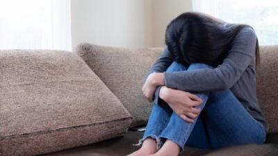 "Merasa sedih dan hampa secara tiba-tiba bisa sangat membingungkan. Simak 6 faktor penyebabnya mulai dari kelelahan mental hingga masalah hormon di sini."