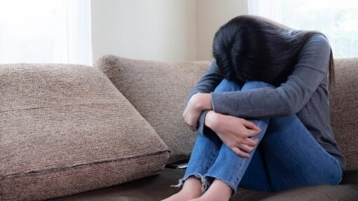 "Merasa sedih dan hampa secara tiba-tiba bisa sangat membingungkan. Simak 6 faktor penyebabnya mulai dari kelelahan mental hingga masalah hormon di sini."