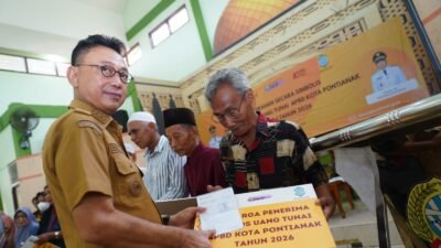 Wali Kota Pontianak Edi Rusdi Kamtono menyerahkan bantuan sosial uang tunai secara simbolis kepada warga di Pontianak Utara. (Dok. HO/Faktakalbar.id)