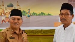 Sekretaris Daerah Kabupaten Kubu Raya Yusran Anizam menyerahkan papan bantuan secara simbolis senilai Rp5.000.000 kepada pengurus Masjid Arif Jannah. (Dok. HO/Faktakalbar.id)