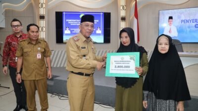 Sekretaris Daerah Kota Pontianak Amirullah menyerahkan bantuan biaya operasional secara simbolis kepada petugas fardhu kifayah. (Dok. HO/Faktakalbar.id)