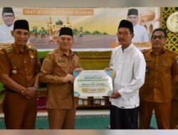 Safari Ramadan di Rasau Jaya, Sekda Kubu Raya Serahkan Bantuan Sajadah dan Sembako