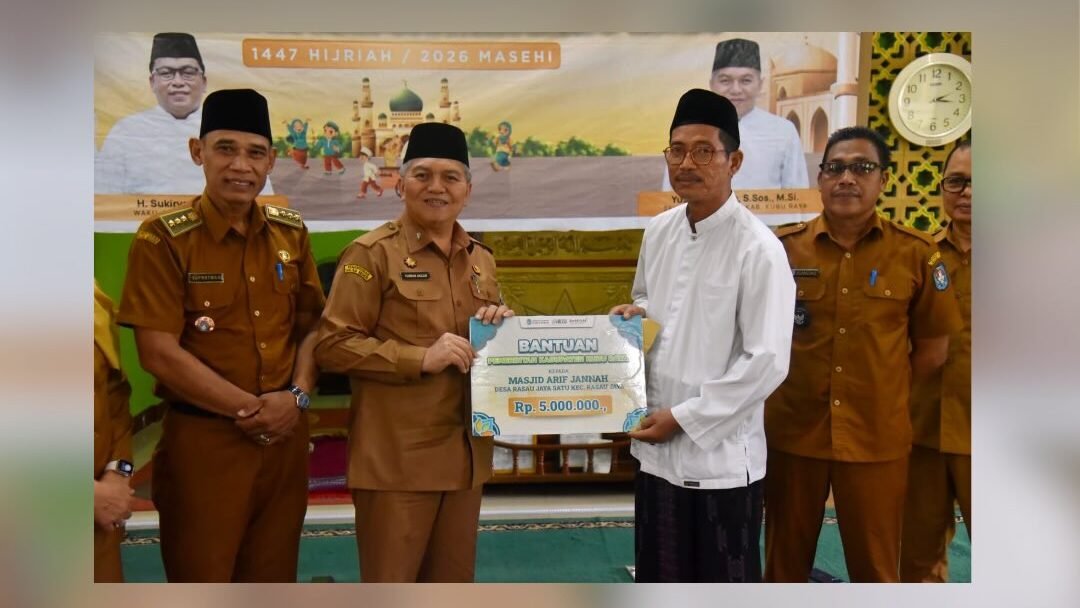Sekretaris Daerah Kabupaten Kubu Raya Yusran Anizam menyerahkan bantuan sajadah secara simbolis kepada pengurus Masjid Arief Jannah. (Dok. HO/Faktakalbar.id)