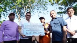 Penyerahan simbolis bantuan tali asih Bank Kalbar kepada petugas kebersihan DLH Kota Pontianak oleh Edi Rusdi Kamtono. (Dok. HO/Faktakalbar.id)