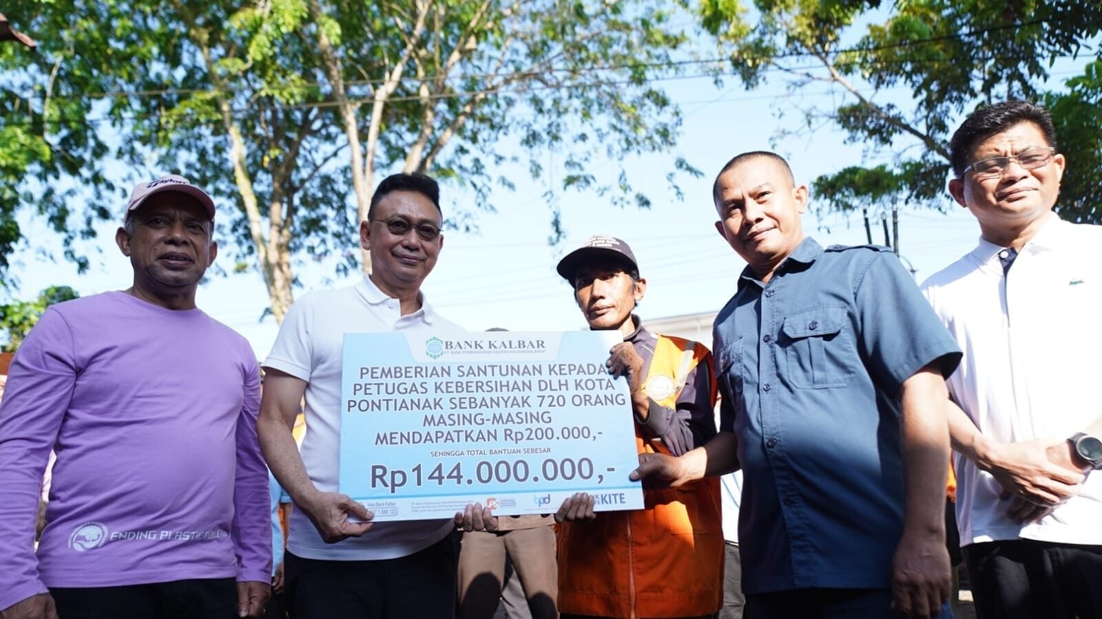Penyerahan simbolis bantuan tali asih Bank Kalbar kepada petugas kebersihan DLH Kota Pontianak oleh Edi Rusdi Kamtono. (Dok. HO/Faktakalbar.id)