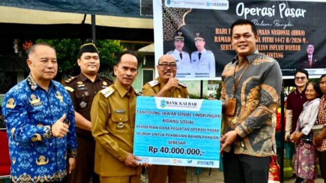 Penyerahan simbolis bantuan CSR dari Kepala Bank Kalbar Cabang Sintang Dede Hari Purnama kepada Bupati Sintang GH Bala pada kegiatan Operasi Pasar di Kelam Permai. (Dok. HO/Faktakalbar.id)
