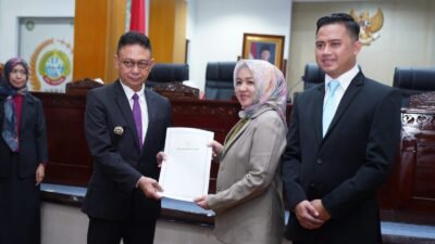 Wali Kota Pontianak Edi Rusdi Kamtono menyerahkan dokumen terkait Rancangan Peraturan Daerah (Raperda) dalam Rapat Paripurna di gedung DPRD Kota Pontianak. (Dok. HO/Faktakalbar.id)