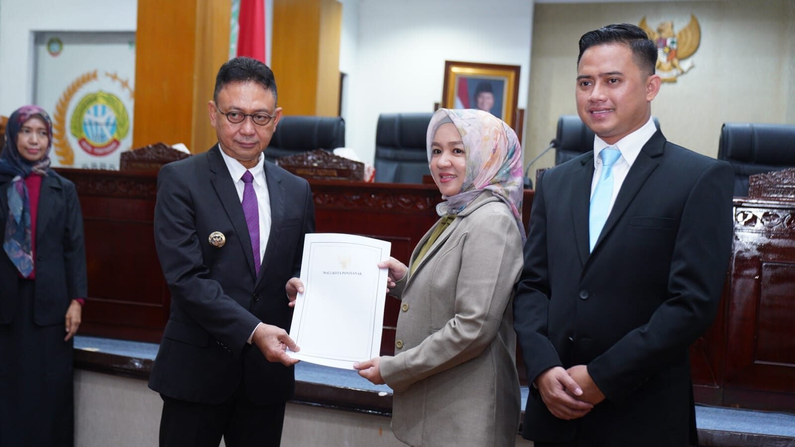 Wali Kota Pontianak Edi Rusdi Kamtono menyerahkan dokumen terkait Rancangan Peraturan Daerah (Raperda) dalam Rapat Paripurna di gedung DPRD Kota Pontianak. (Dok. HO/Faktakalbar.id)