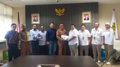 Kepala Desa Sukakarya Harsoyo bersama rombongan saat menyerahkan dokumen aspirasi dan proposal percepatan jaringan listrik kepada pihak terkait. (Dok. HO/Faktakalbar.id)